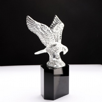 Eagle crystal trophy with black base
