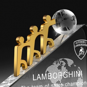 ADL New Design Step by Step Crystal Glass Metal Trophy Golden Awards Glass Crafts Awards from China Business Gifts Souvenir
